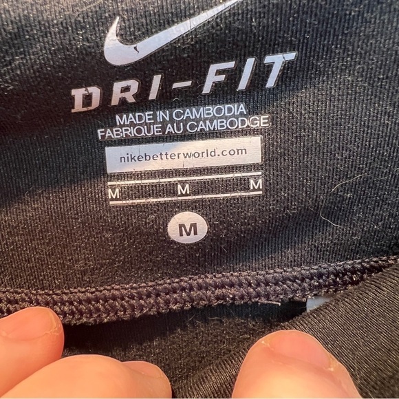 NIKE DRI FIT RUNNING LEGGINGS W/Reflective safety dots. Zip Pocket. Size Medium - Picture 3 of 8